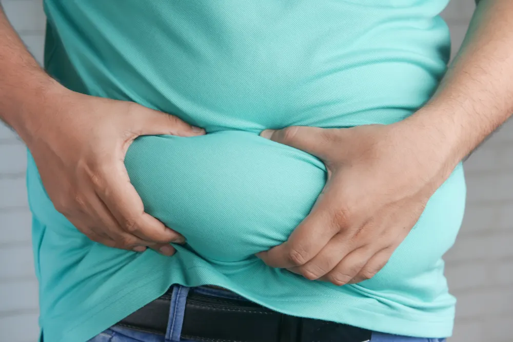 Ecografía abdominal detectando hígado graso en persona delgada